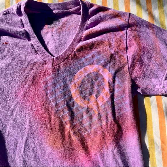 Hanes Handmade V-Neck “Q” Purple Painted Letter Tee One of A Kind Size Small 💜 - Picture 4 of 16